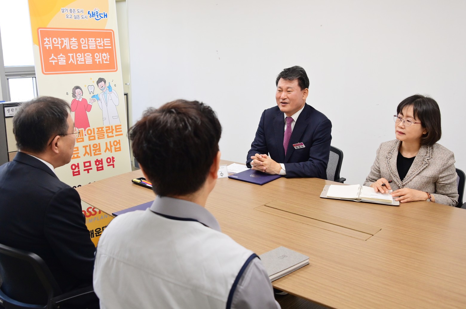 오스템 임플란트 수술비 지원 및 물품 전달식 협약식 3번째 이미지