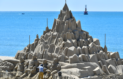 해운대 해수욕장 백사장에서 모래를 이용한 작품을 만들고 있는 모습