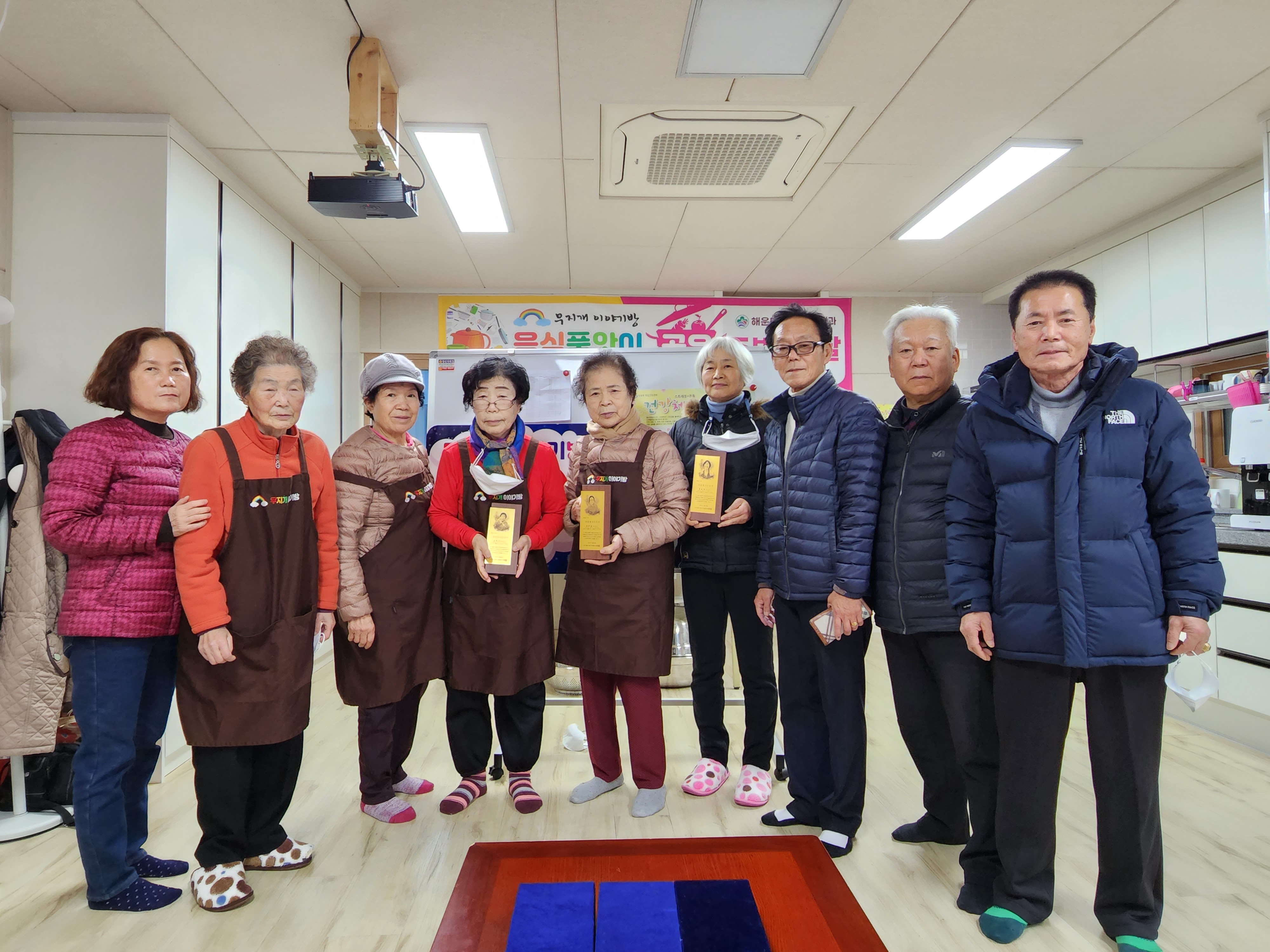 냉동실 한파 녹이는 무지개빛 이웃사랑