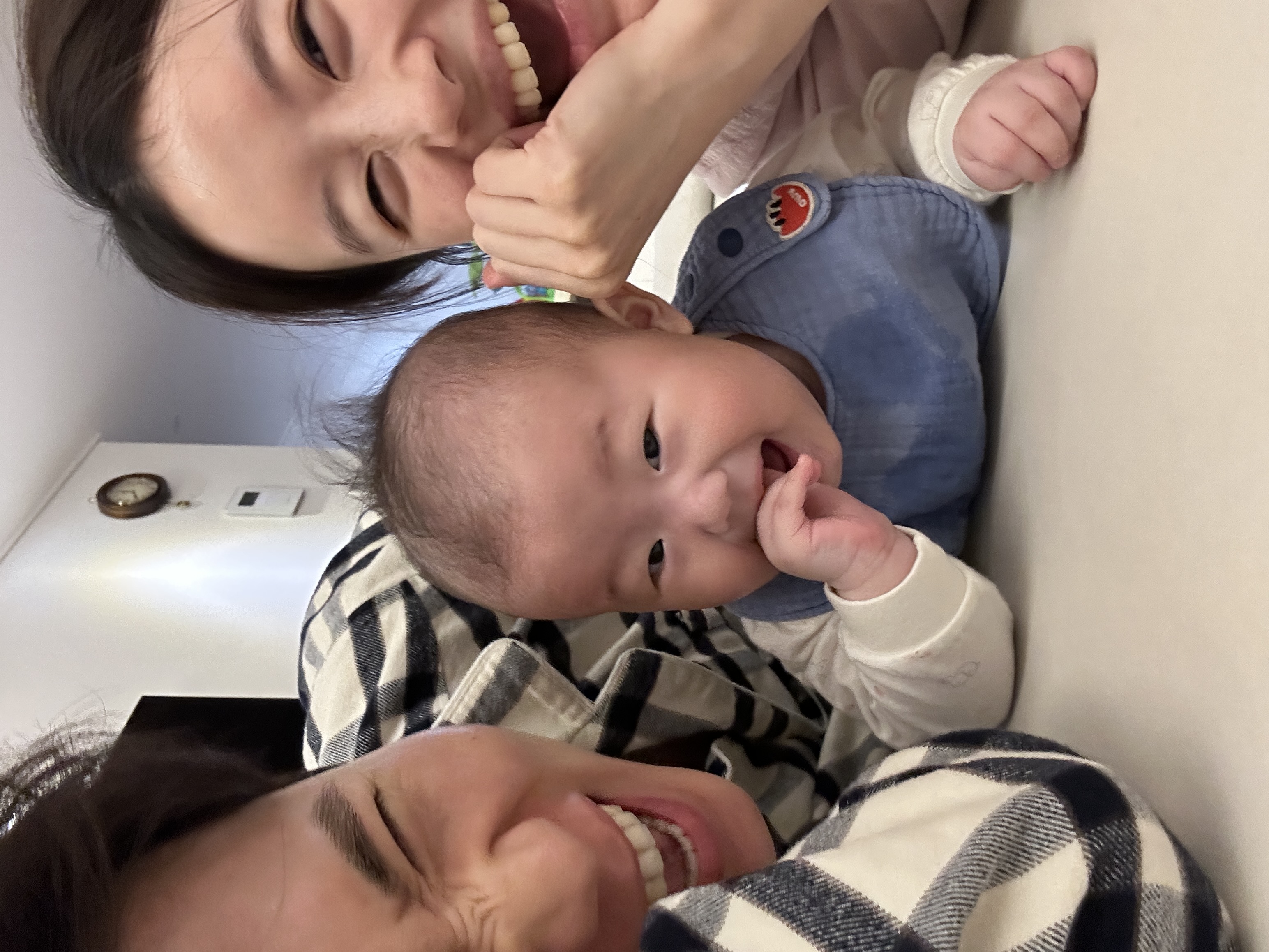 꺄르르 꺄르르 뭐가 그리 웃기노